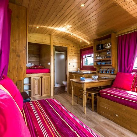 Les Roulottes-Gites De La Ferme De L'Autruche Dromoise Ливрон-сюр-Дром Экстерьер фото