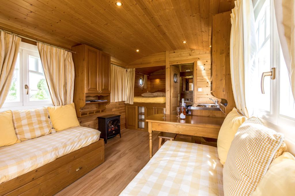 Les Roulottes-Gites De La Ferme De L'Autruche Dromoise Ливрон-сюр-Дром Экстерьер фото